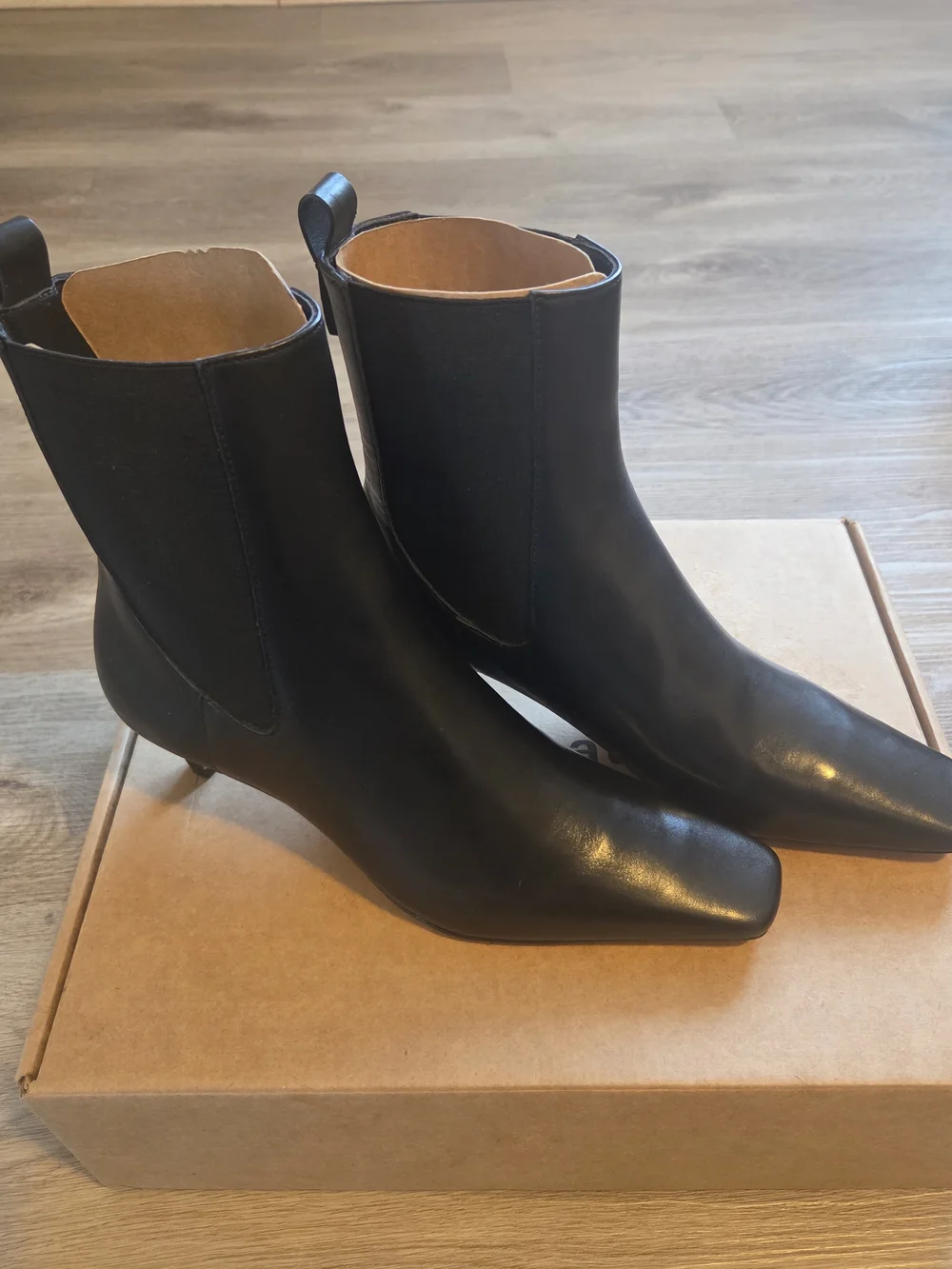 Reformation Roberta Chelsea BootReformation Sz 8 Nwt